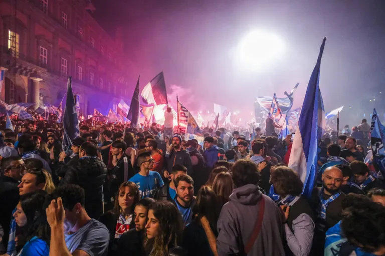 Terve Napoli pidutses öö läbi.
