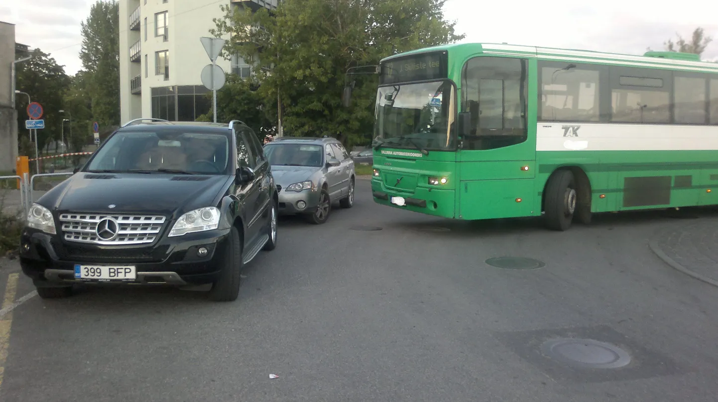 Неудачно припаркованные автомобили мешают автобусам.