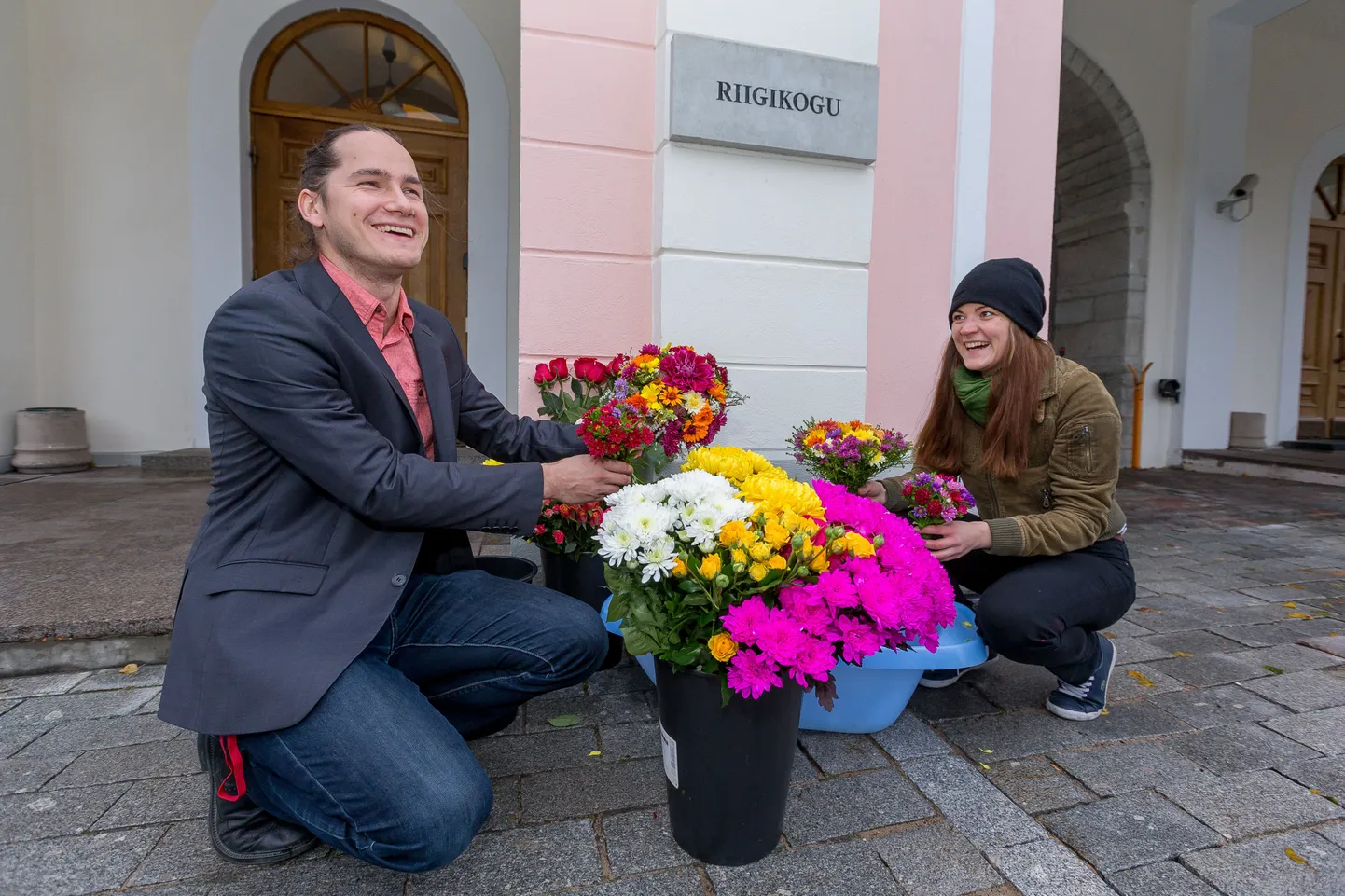 Люди принесли цветы на Тоомпеа в знак поддержки Закона о сожительстве.