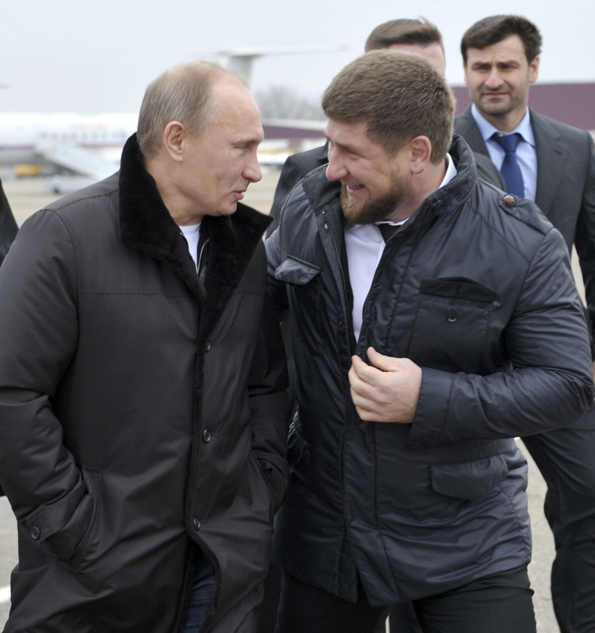(No kreisās) Vladimirs Putins un Ramzans Kadirovs.