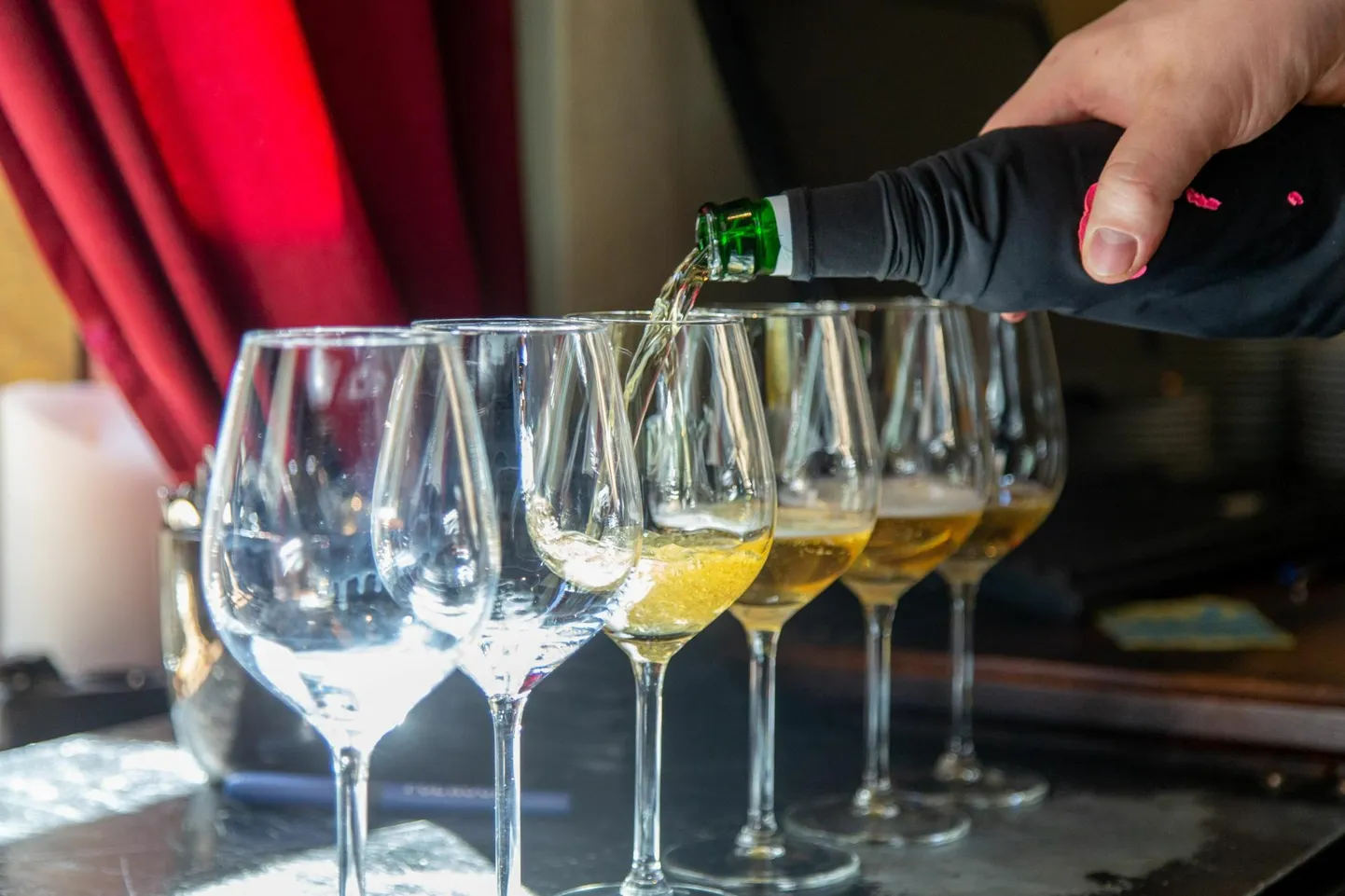 Pärnu linnavõim leevendas kuurortlinnas kehtivaid alkohoolsete jookide müügipiiranguid ja lubas meelelahutuskohtadel kohapeal tarbimiseks alkoholi müüa suvekuudel ööl vastu reedet kaks tundi senisest kauem.