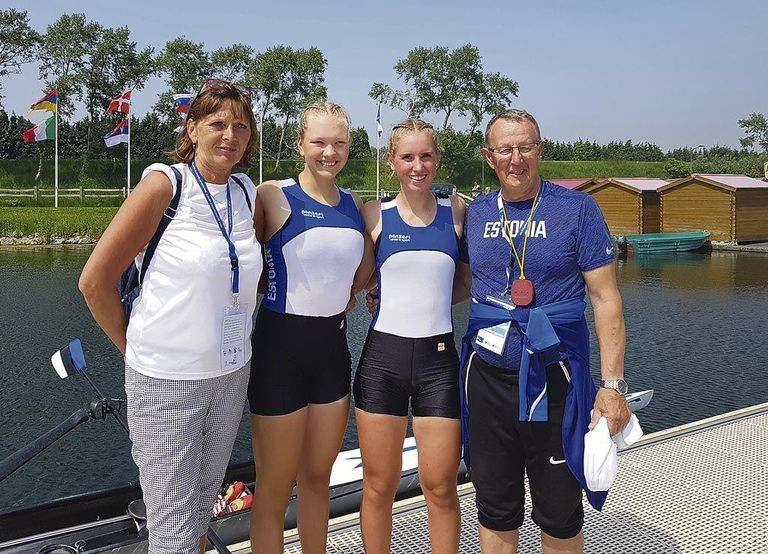 Annabel Aron (vasakult teine) ja Grete Alttoa saavutasid paarisaeru kahepaadil Euroopa meistrivõistlustel viienda koha ja olid U23 MMil 11ndad.