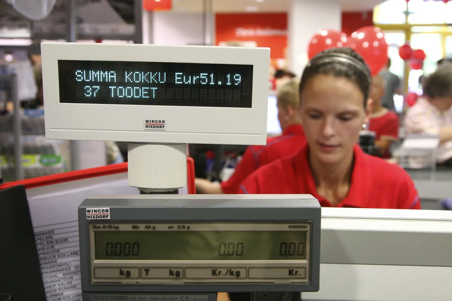 Üleilmne toidupäev juhib tähelepanu kõrgete toiduhindadega seotud problemaatikale. Pildil kassa toidupoes.