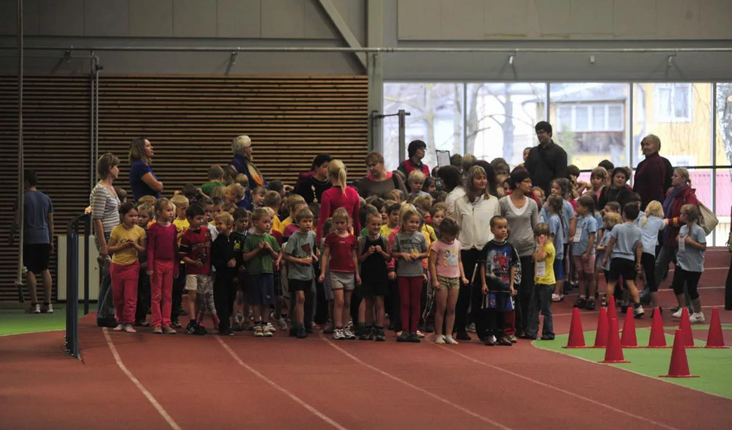 Suure tõenäosusega peavad pildil olevad spordihuvilised mudilased sirguma spordimeesteks ja -naisteks treenerite juhendamisel,     kes teevad seda tööd entusiasmist.