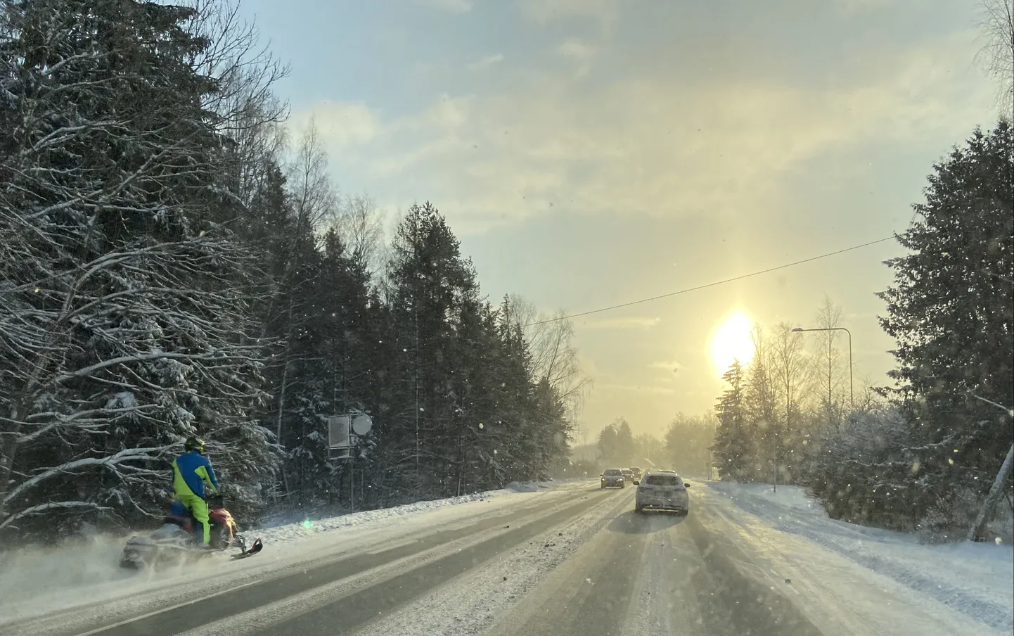 Tänased olud liikluses tõestasid, et eriti ettevaatlik tuleb olla teelõikudel, kus on tarvis pidurada.