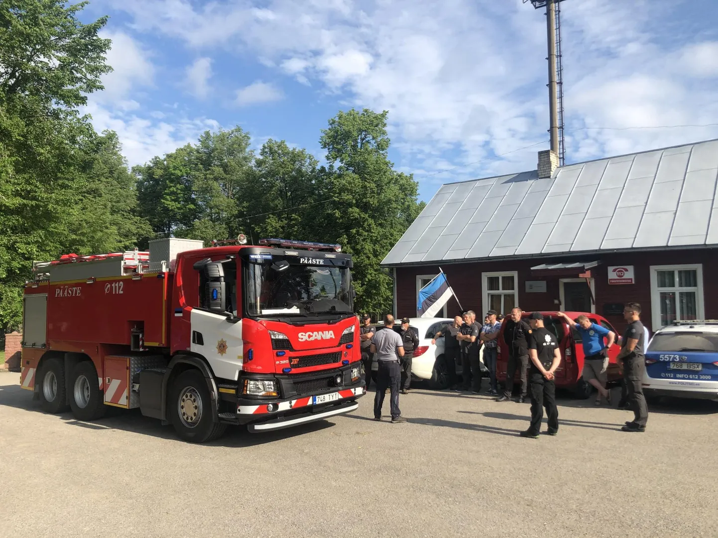 Auto on pea kaheksa meetrit pikk ning mahutab 9000 liitrit vett ja 1000 liitrit vahuainet.