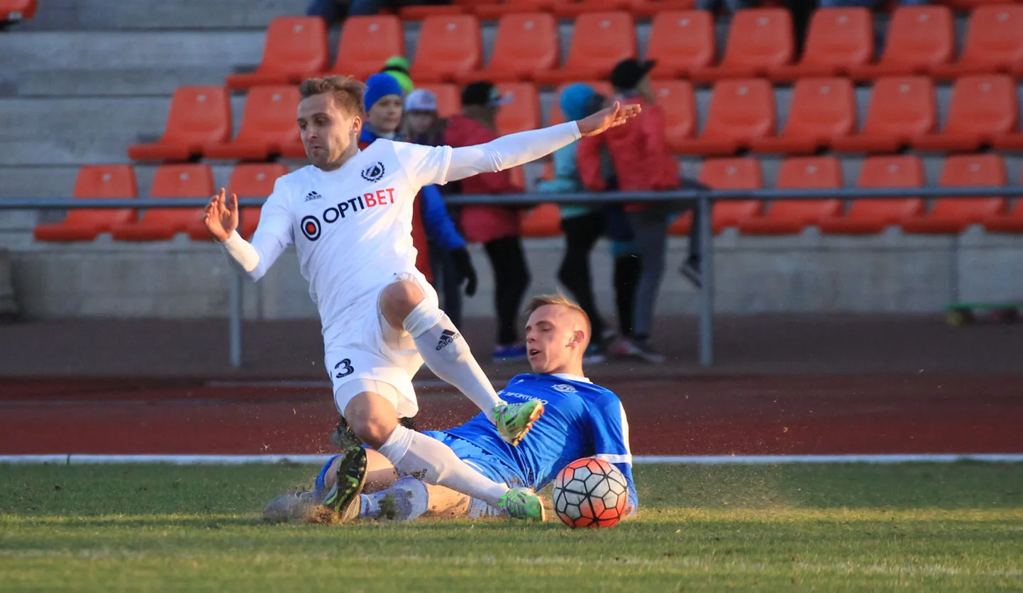 JK Tammeka (sinises) versus Nõmme Kalju (valges) Eino Puri ja Tauno Tekko.