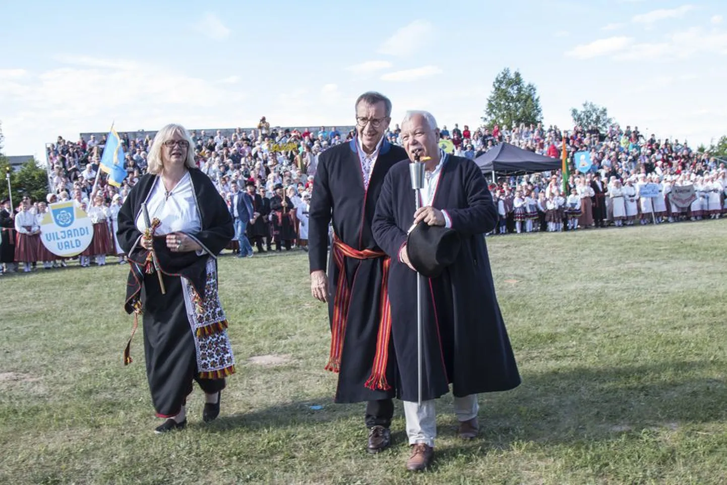 President Toomas Hendrik Ilvese kõne oli selline, mis Mulgi kultuuri instituudi juhi Kaja Allilenderi (vasakul) sõnul tegi mulkide hingele pai. Fotol vasakul on mulkide vanem, Abja vallavanem Peeter Rahnel, kes koos presidendiga süütas peotule.