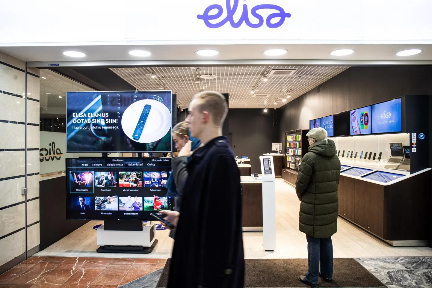 Elisa jõudis oma telekanaliga kiiremini valmis kui Telia. Pildil Elisa esindus Tallinna Viru keskuses.