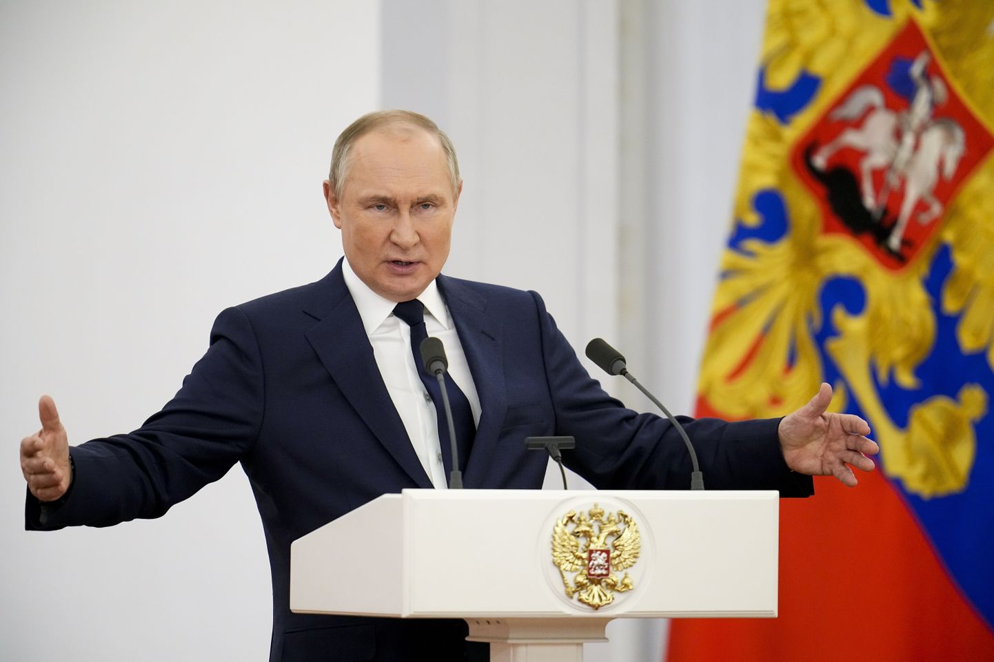 Venemaa president Vladimir Putin žestikuleerimas ja kõnet pidamas 26. aprillil 2022 Mokvas Kremlis Pekingis XXIV taliolümpiamängudel medaleid võitnud Vene sportlaste vastuvõtul