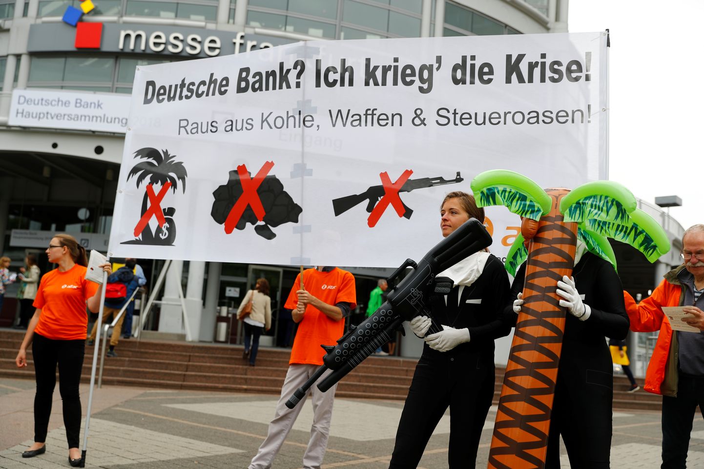 Deutsche Banki töötajad protesteerivad täna Frankfurtis panga kärpepoliitika vastu.