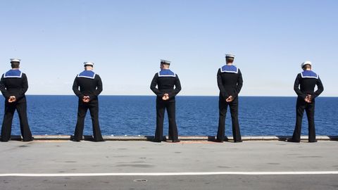 Двое бывших военных моряков признаны виновными в крупном хищении