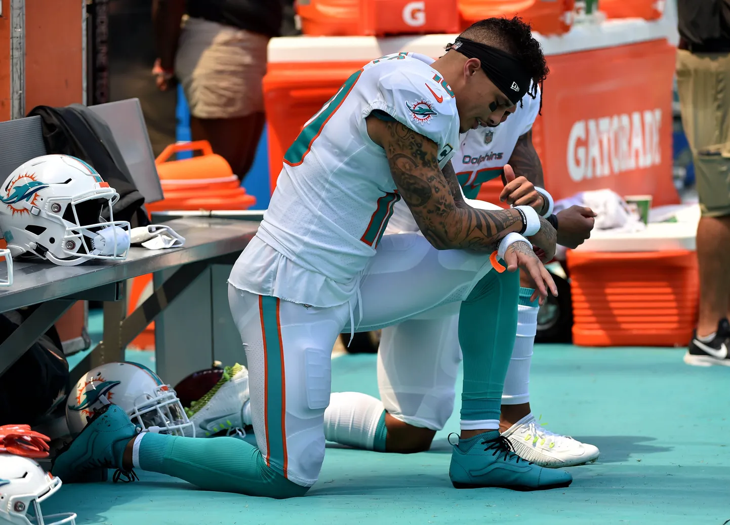 Miami Dolphins mängijad Kenny Stills (vasakul) ja Albert Wilson põlvitamas rahvushümni mängimise ajal enne kohtumist Tennessee Titansi vastu.