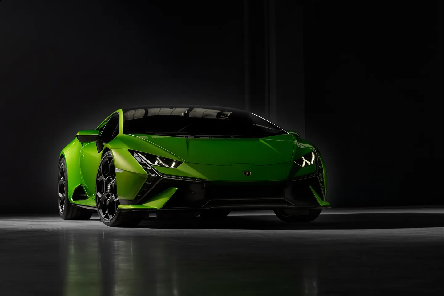 Automobili Lamborghini esitleb: Huracán Tecnica – tagaveoline, V10 jõuallikaga supersportauto ühendab disaini- ja inseritöö tippsaavutused.