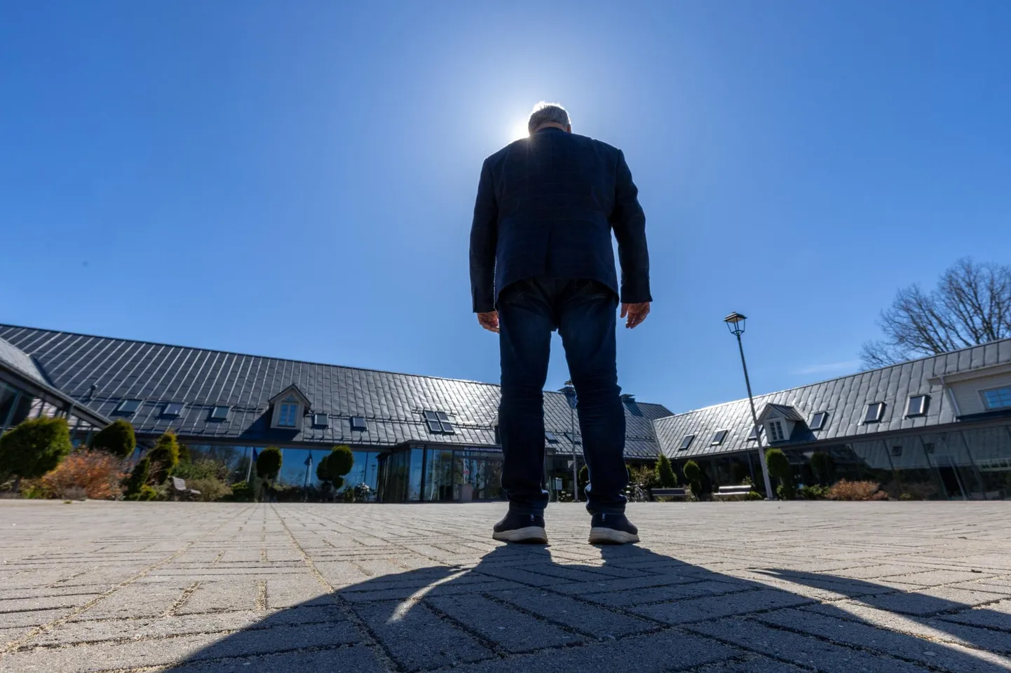 Viljandi kutseõppekeskuse keeruline rahaline seis päädis sellega, et kool langes ligi 300 000 euroga miinusesse. Direktor Tarmo Looduse lisarahapalve peale sai kool aga riigilt tänavu veel väiksema summa kui eelmisel.