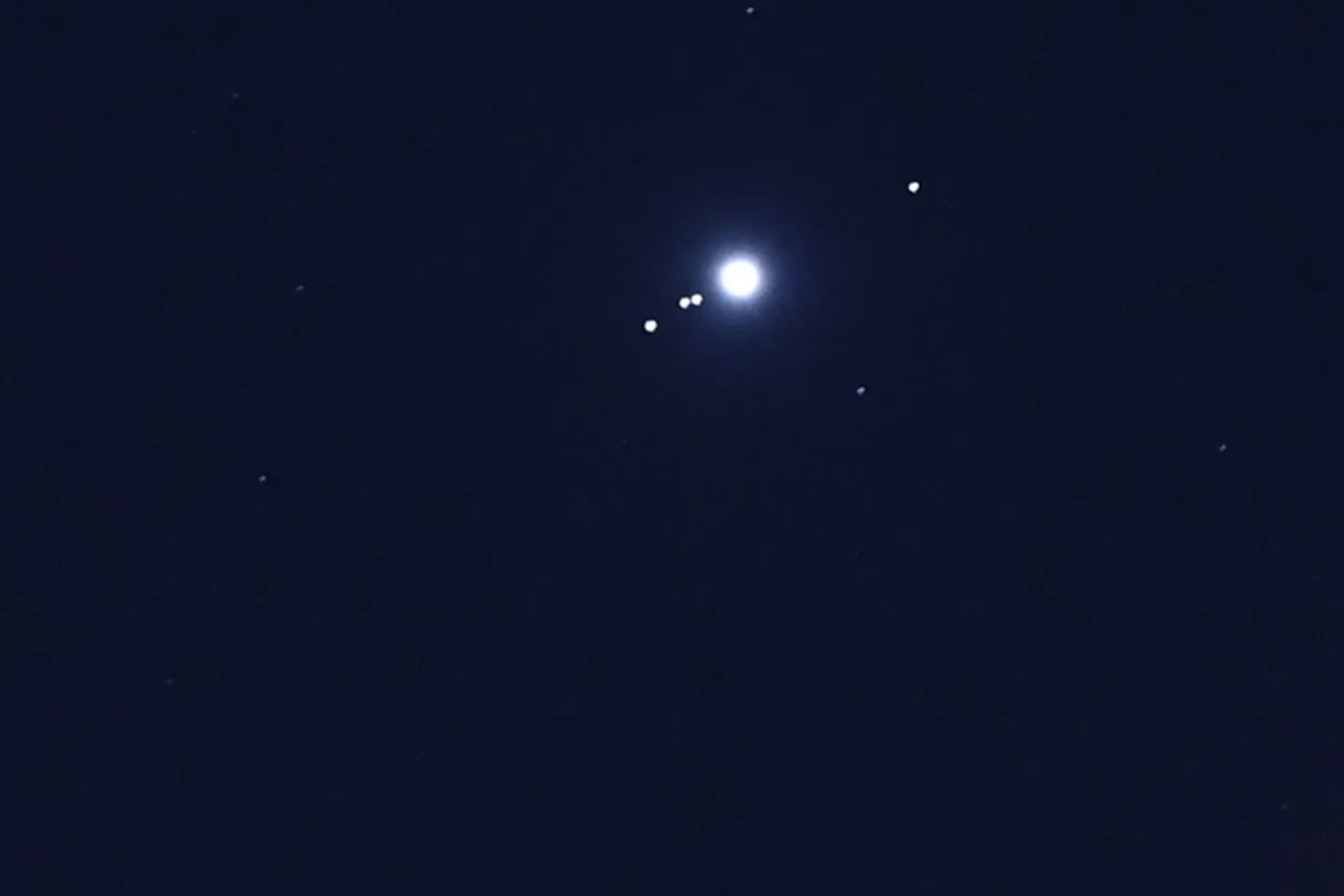 Jupiter ja tema kuud vaadatuna 26. septembril 2022 teleskoobiga USA-s Nevada kõrbes