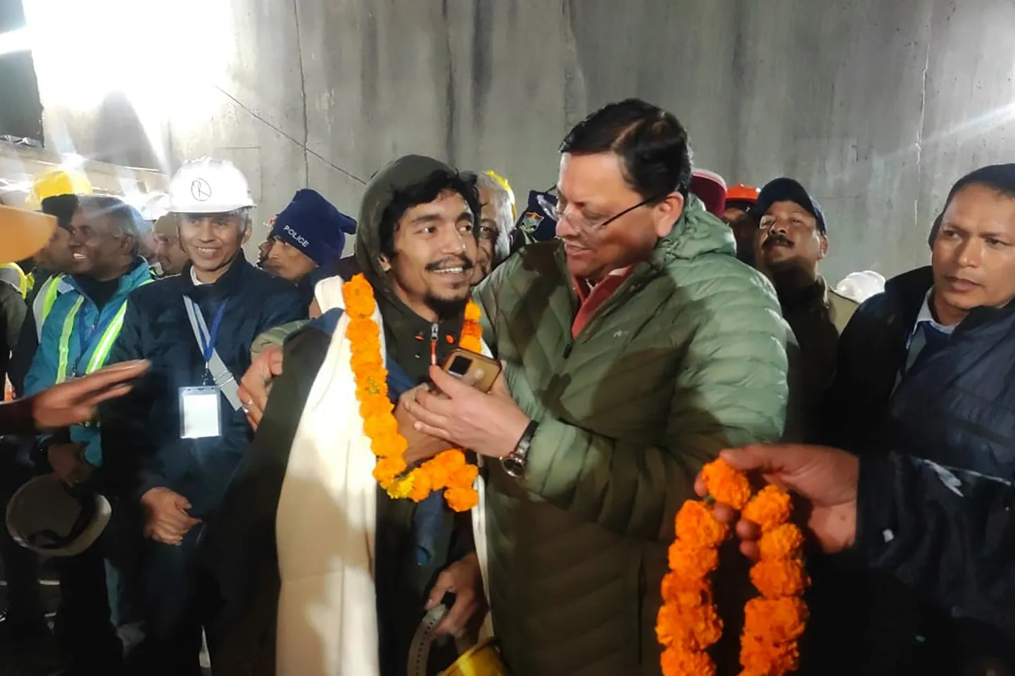 Uttarakhandi osariigi peaminister Singh Dhami päästetud töölisi tervitamas.