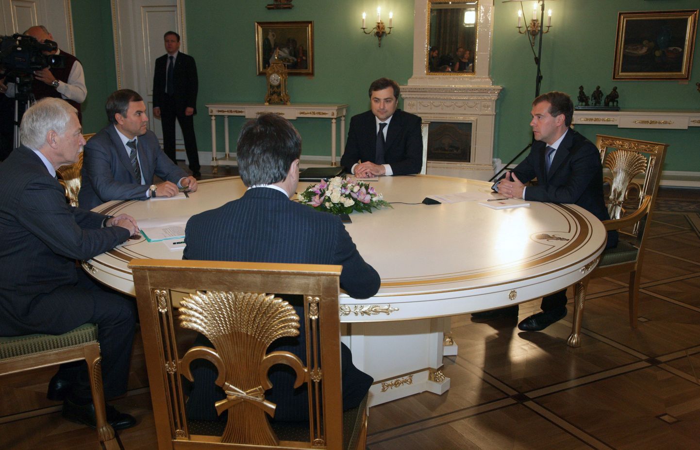 President Dmitri Medvedev (paremal) täna Gorki residentsis kohtumas Ühtse Venemaa liidritega.