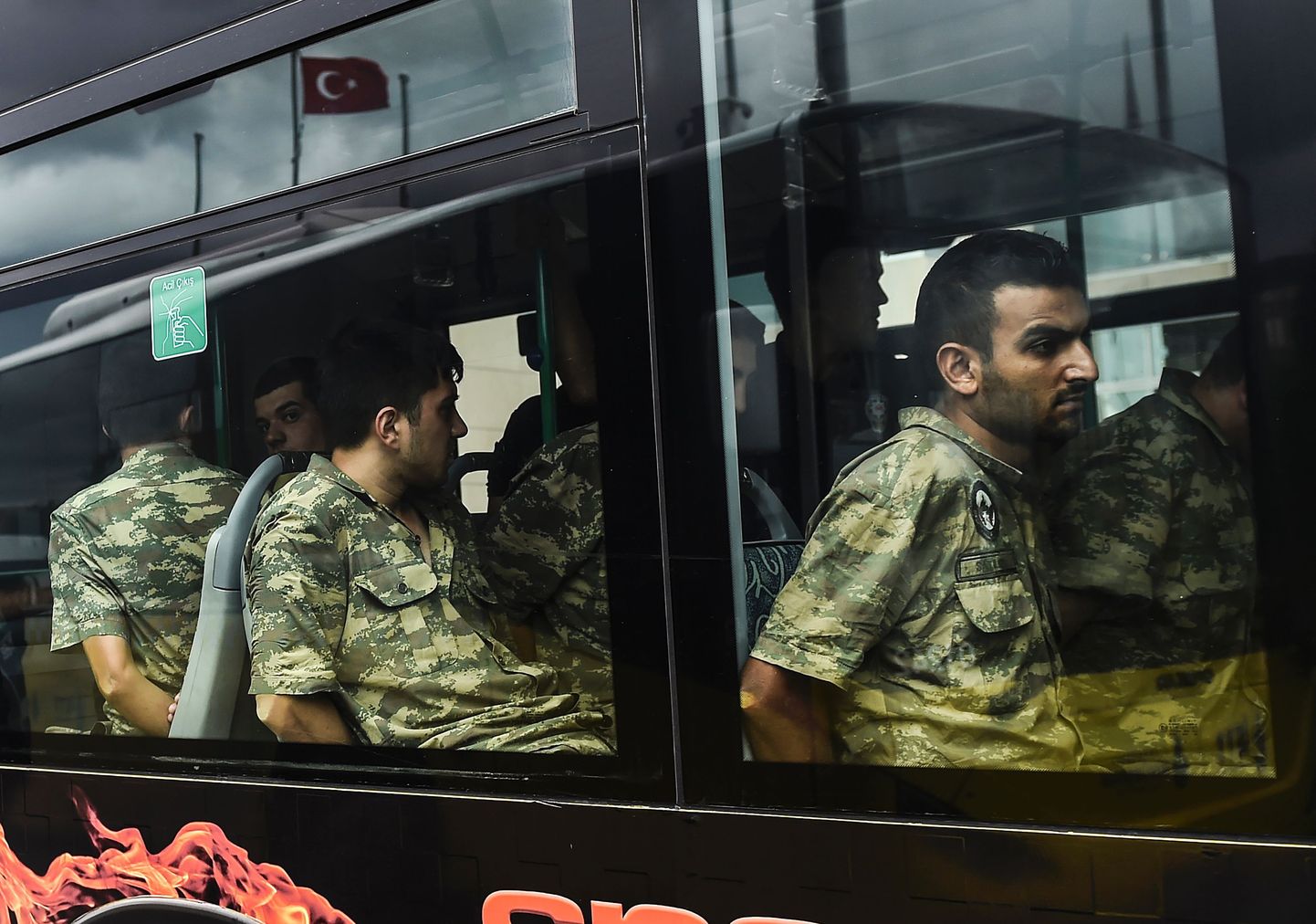 Арестованные турецкие солдаты.