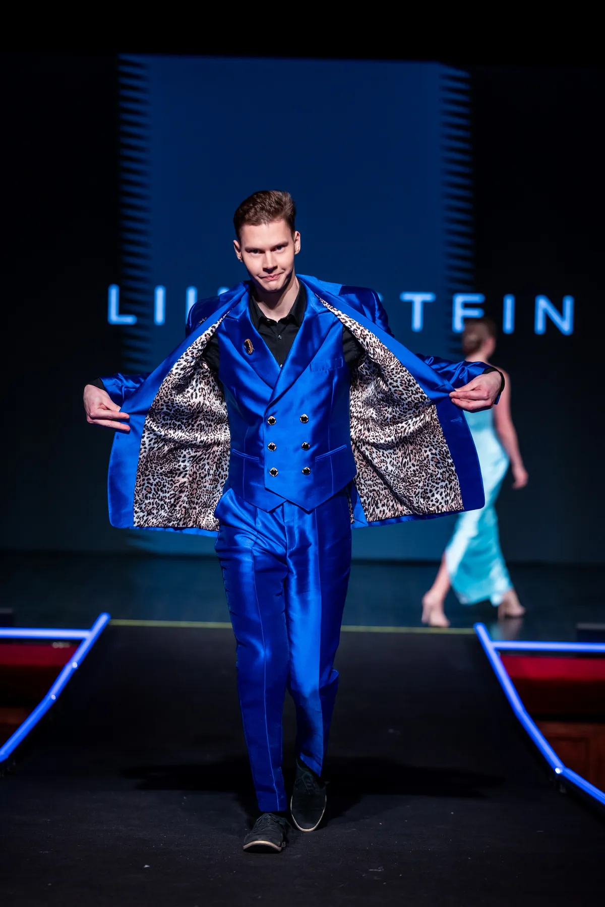 Värvide antavat energiat võivad võrdselt nautida nii mehed kui naised. Liina Stein Tallinn Fashion Week, kevad 2025.