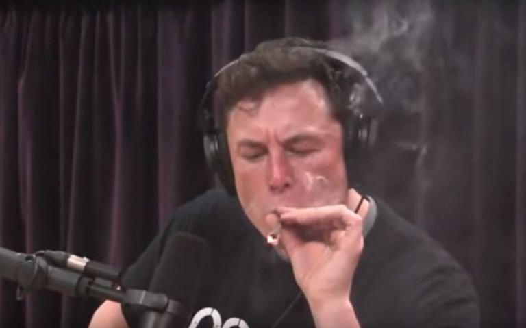 Superstaarist ettevõtja Elon Musk proovis raadiosaates teist korda elus kanepit suitsetada.