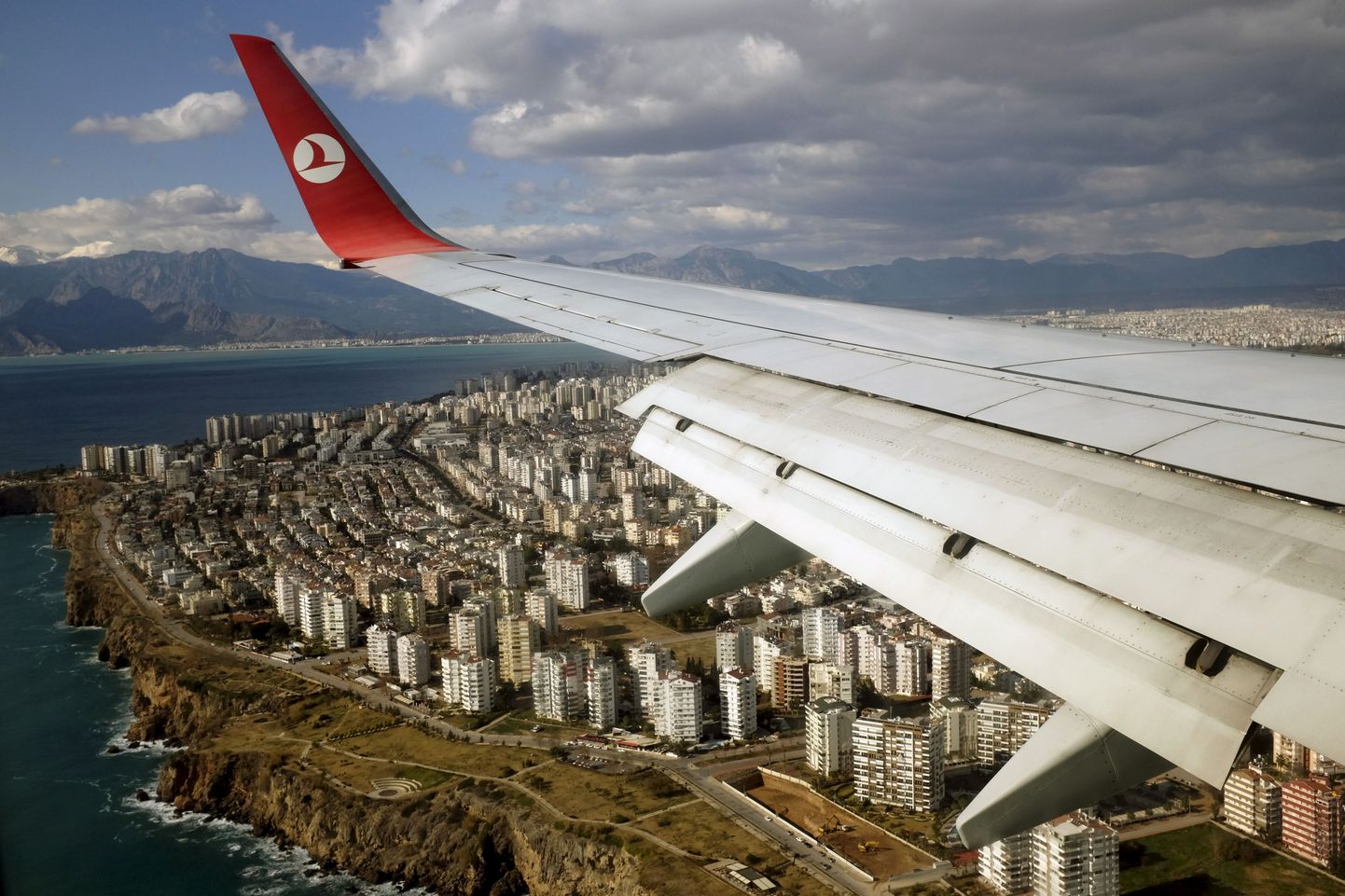 Turkish Airlinesi lennuk maandumas Antalyasse