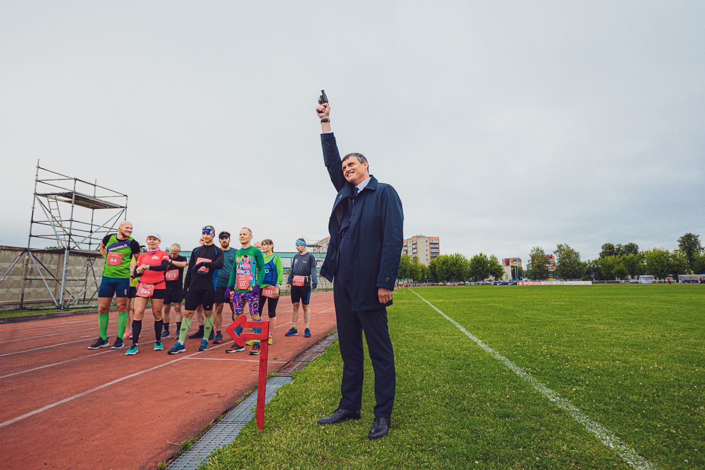 Мэр Нарвы Алексей Евграфов дает старт участникам Ида-Вирумааского стадионного марафона прошлым летом на Кренгольмском стадионе.