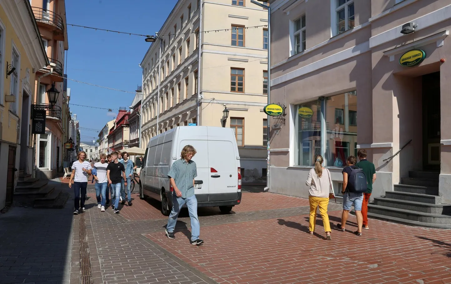 Neljapäeva pealelõunal peatus ligi tunni jooksul Rüütli tänaval üks turvaauto ning üks kaubik, mille juht peatumise järel nurga taha kadus. See oli ajal, mil kehtis sissesõidukeeld.