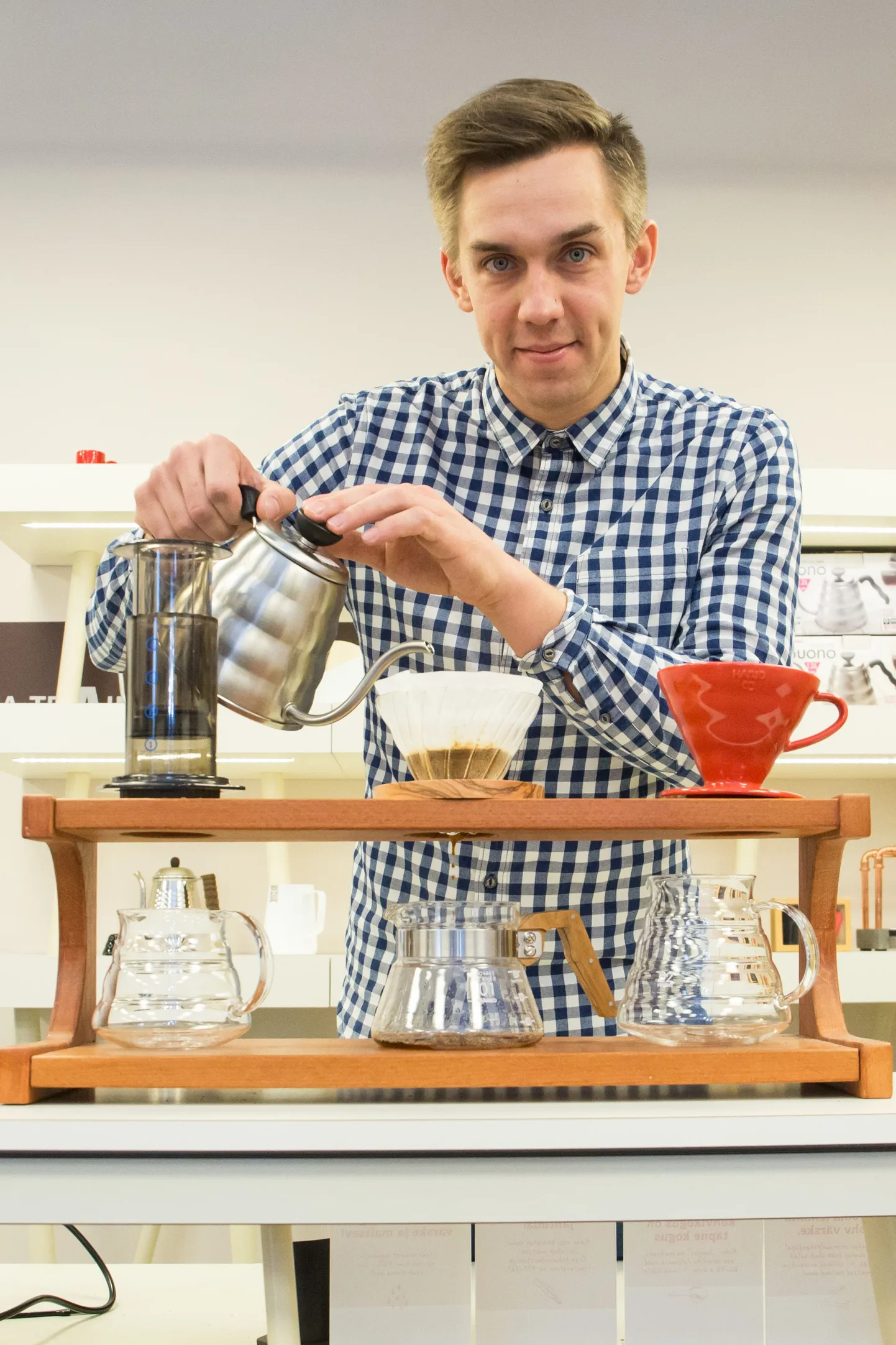 Barista ja kohvikoolitaja Kaspar Grossfeldt näitab Kafo koolitusklassis ette, kuidas käsifiltriga kohvi valmistatakse. Vasakul aeropress.
