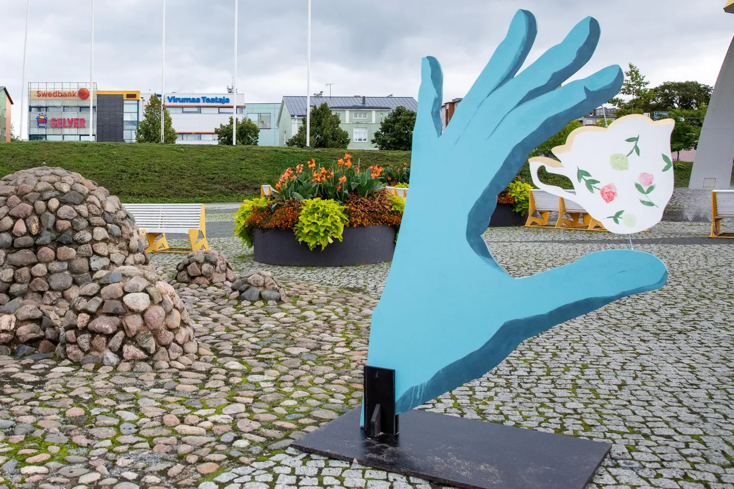 Mitmel pool Rakvere linnas – Kastani puiesteel, Keskväljakul ja Pikal tänaval – on eilsest eksponeeritud vineerist installatsioonid, mis on üks osa Chill(i) sügispäeva linnaruumi kujundusest. Chilli sügislaat tuleb juba sel laupäeval.
