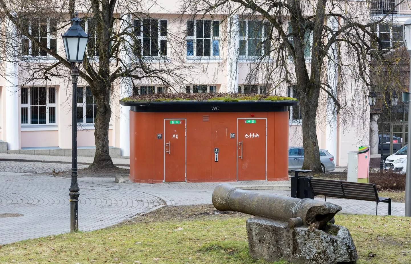 Pirogovi platsi WC-d saab kasutada kevadest sügiseni. Et vajalikus asutuses kütet pole, tuleb külmal ajal teisi võimalusi otsida.
