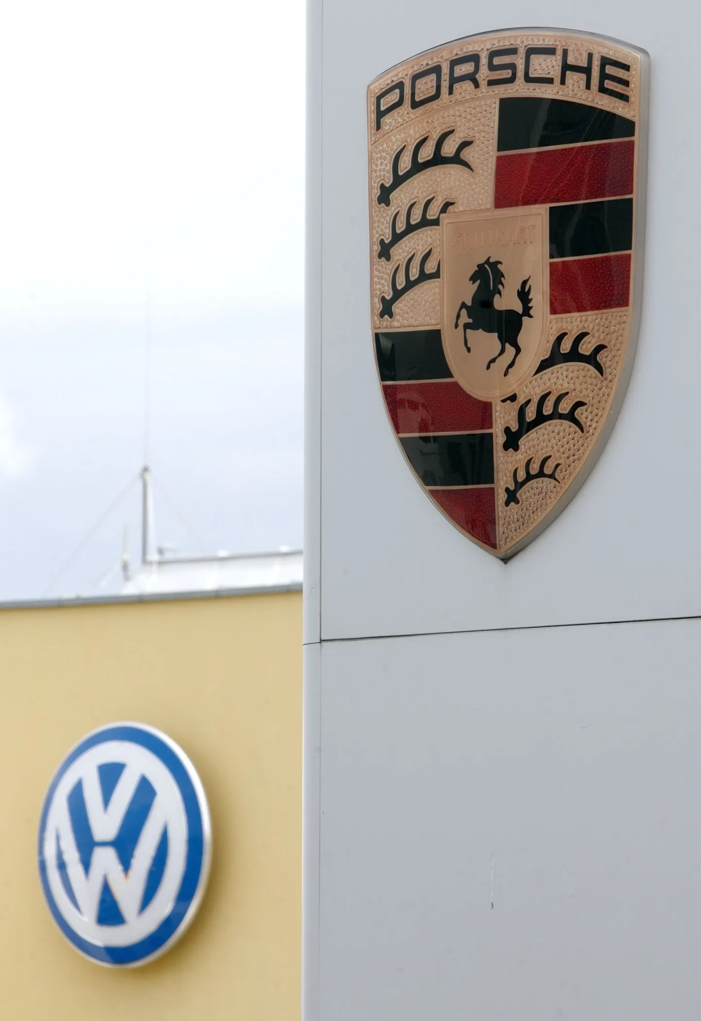 Porsche logo.