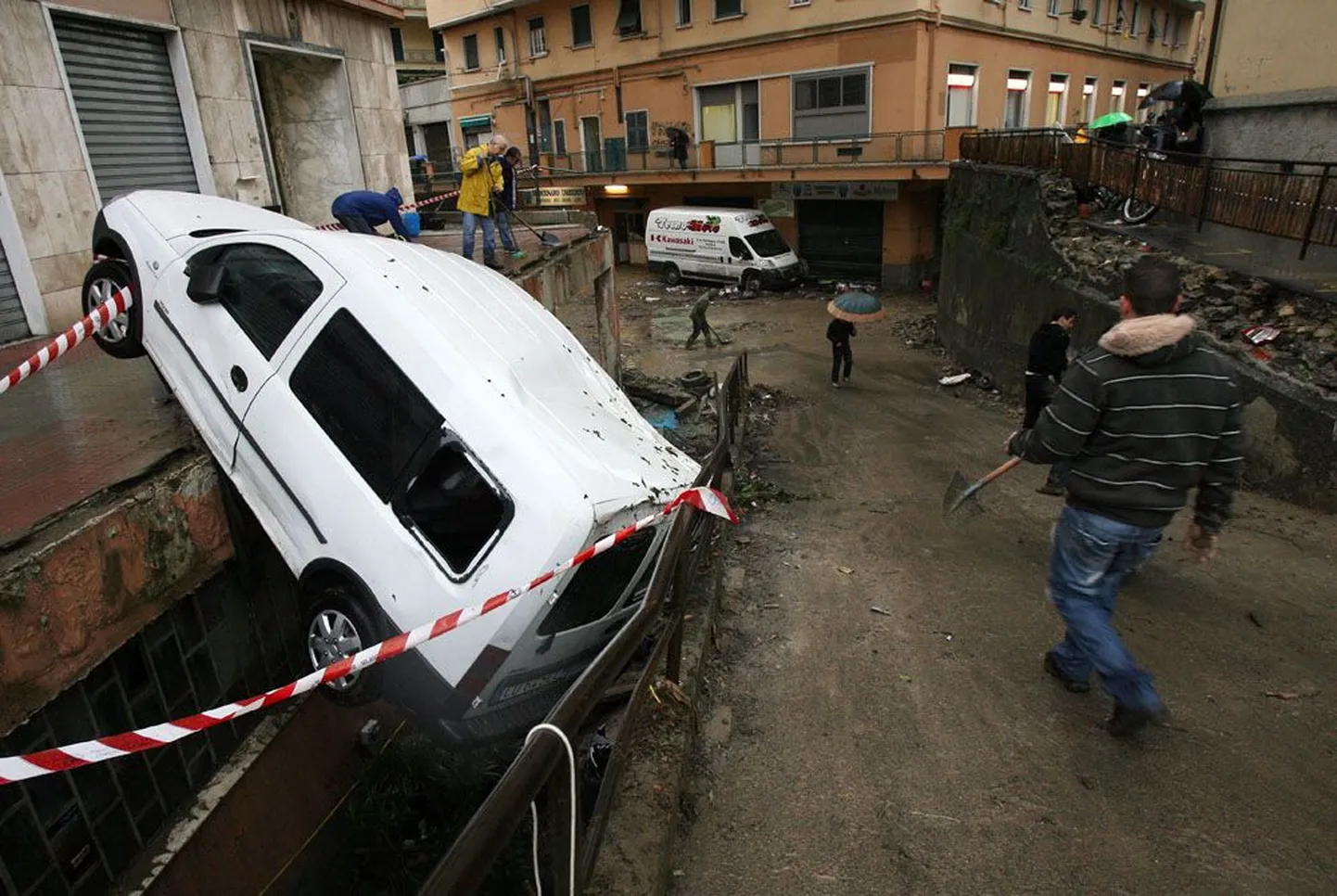 Üleeile kõndisid Genova linna elanikud mööda rämpsu ja autosid täis tänavaid.