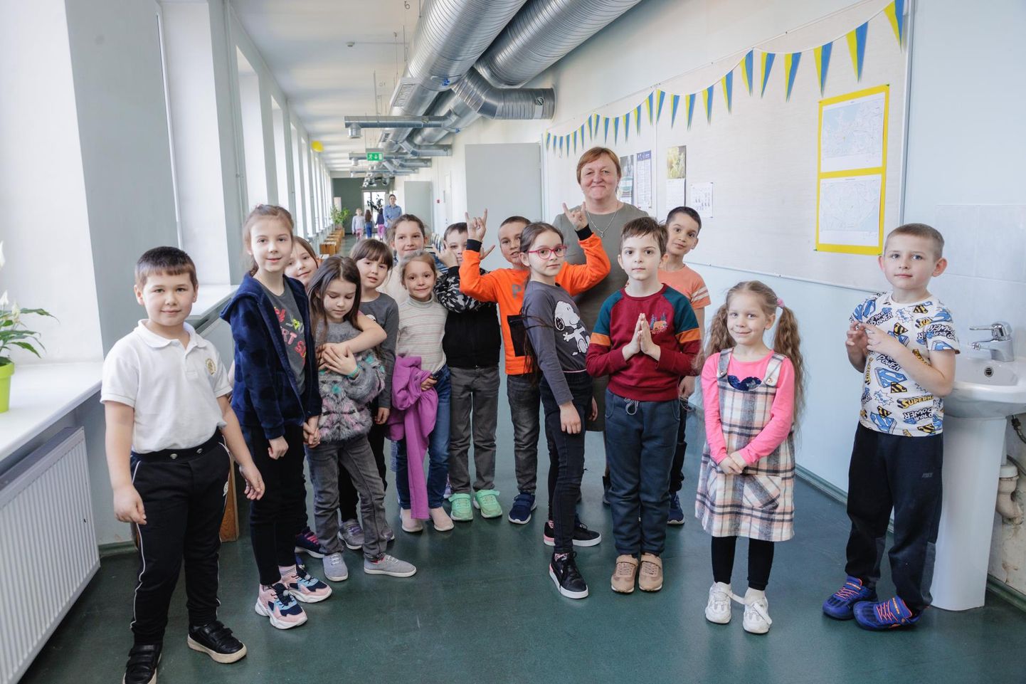 Ukraina sõjapõgenike laste kooli juht Natalja Mjalitsina lastega.