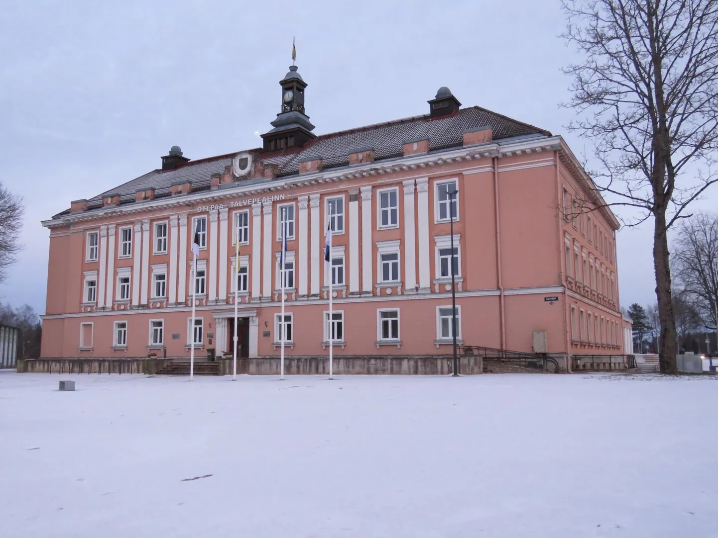 Otepää linnaraamatukogu asub raekojas.