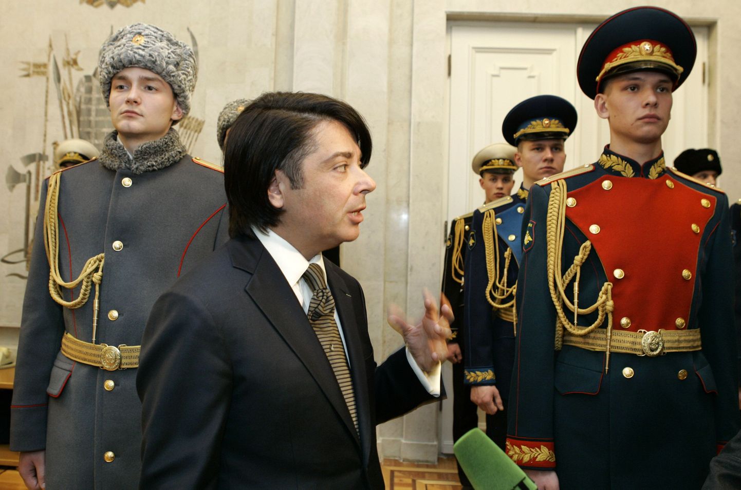 Moekunstnik Valentin Judaškin 2008. aasta jaanuaris Vene sõjaväe uusi mundreid tutvustamas.