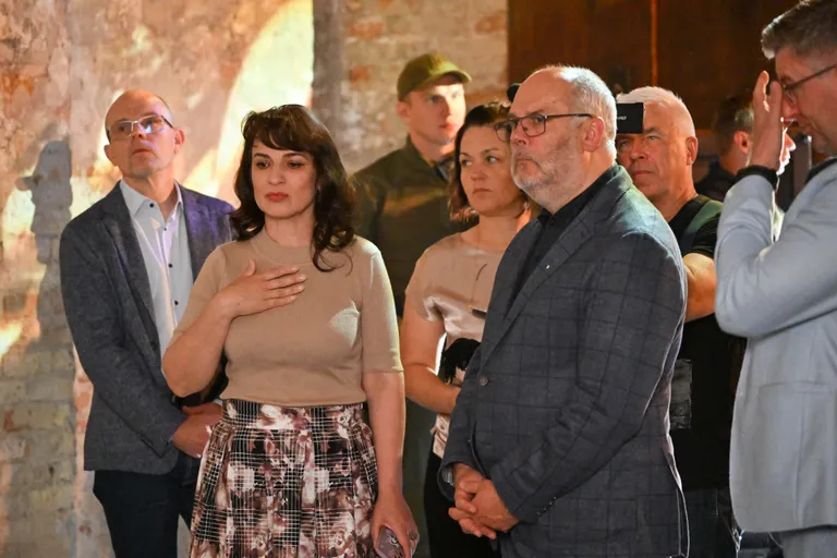 Алар Карис с местной и эстонской делегациями.