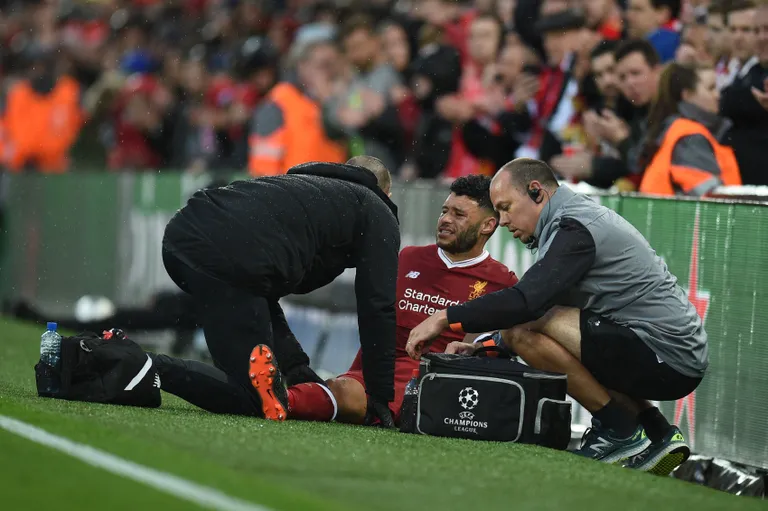 Oxlade-Chamberlain vigastas põlvesidet kokkupõrkes Roma kaitsja Aleksandar Kolaroviga.