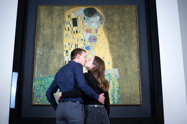 Noorpaar suudlemas Gustav Klimti kuulsaima maali «Suudlus» ees