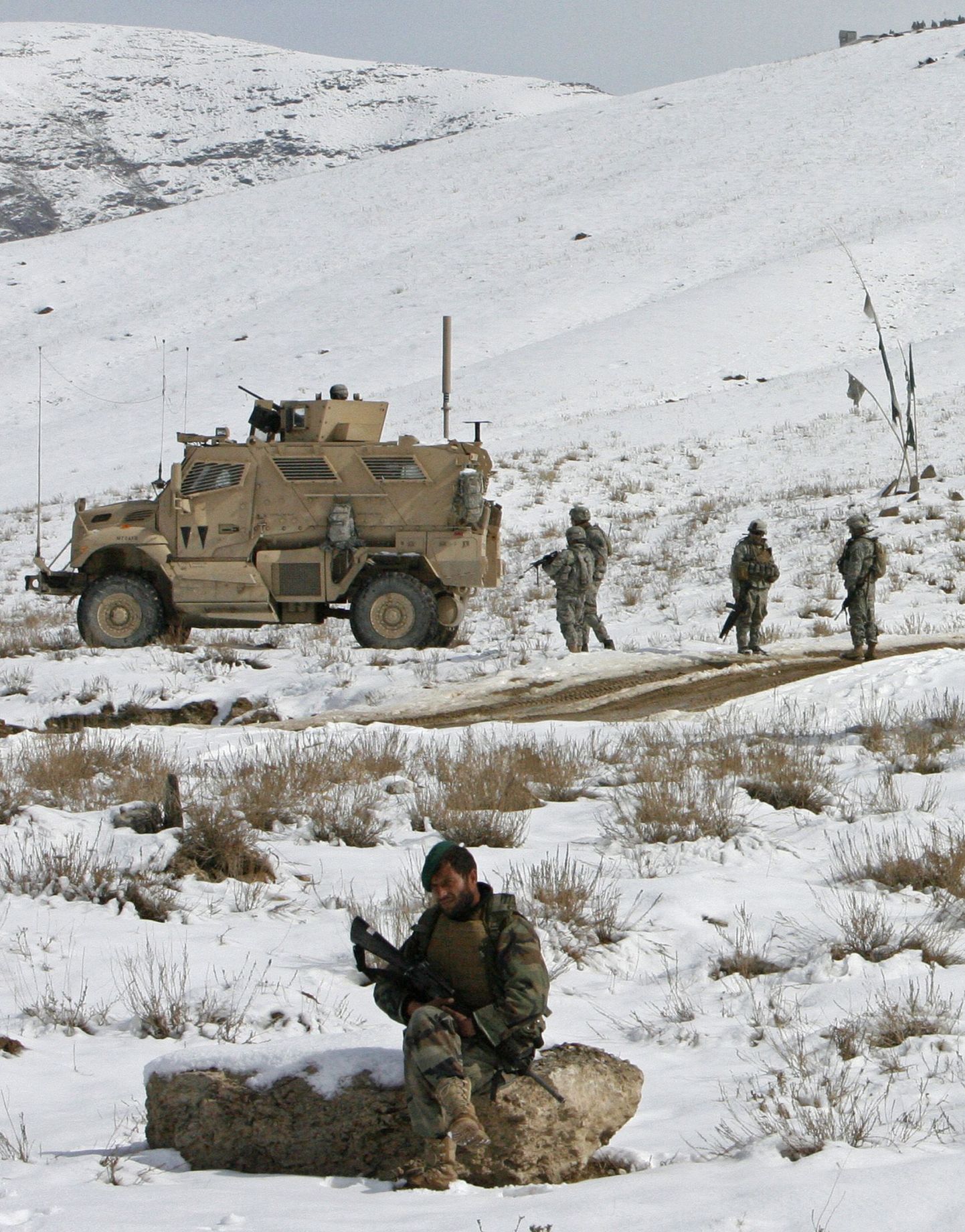 USA sõdurid valvamas paiga lähedal, kus tekkis kokkupõrge NATO ja Afganistani armee vahel.