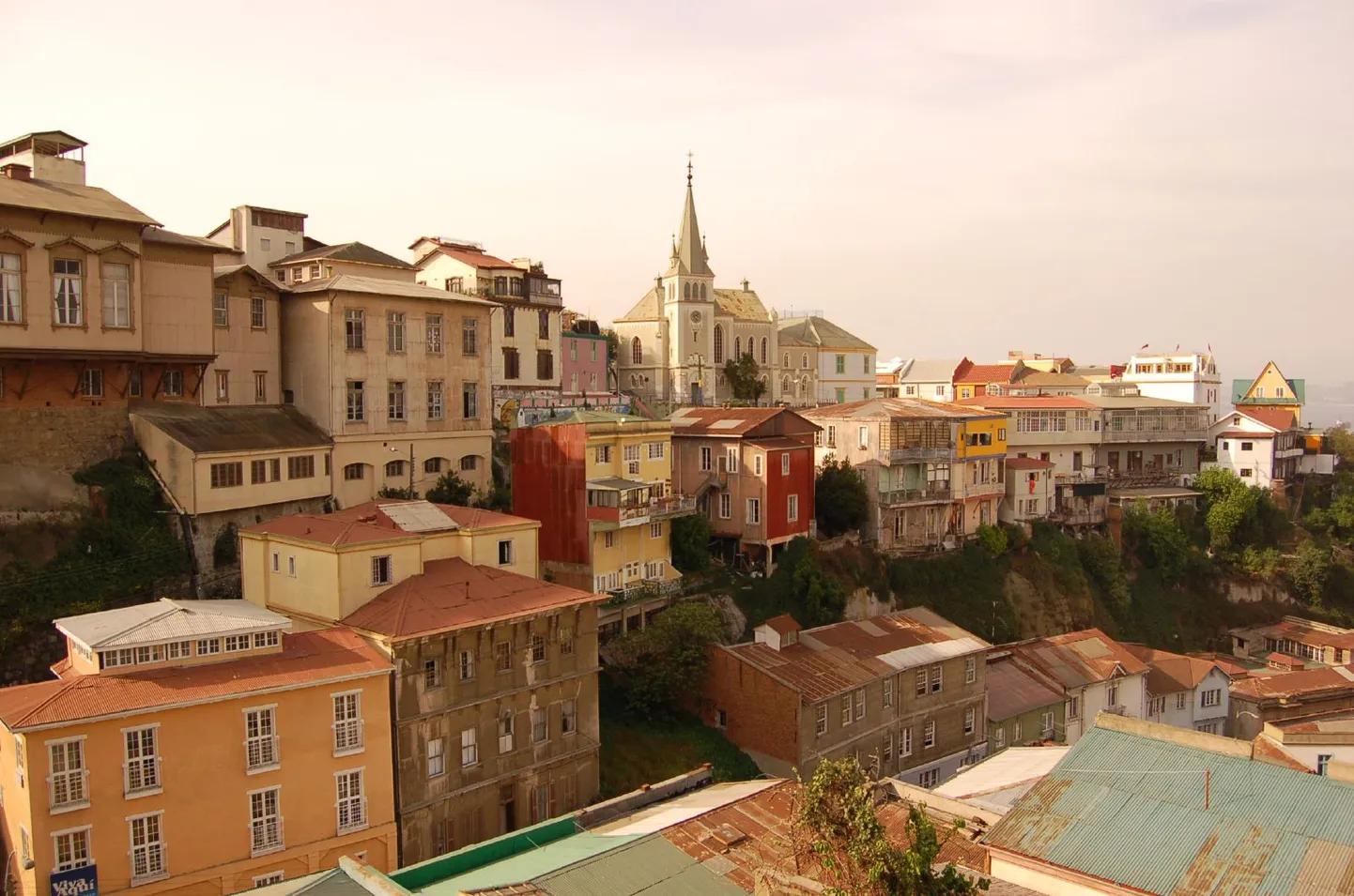 Valparaiso (pildil) on üks Tšiili värvikamaid linnasid.