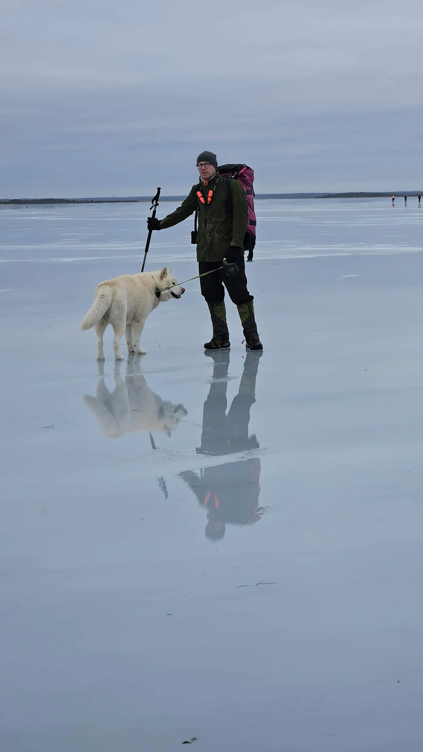 Jääle minnes tuleb end kindlasti õigesti varustada. Illustreerival fotol mullune Saare maakonna aasta isa üle jää Vilsandile matkamas.