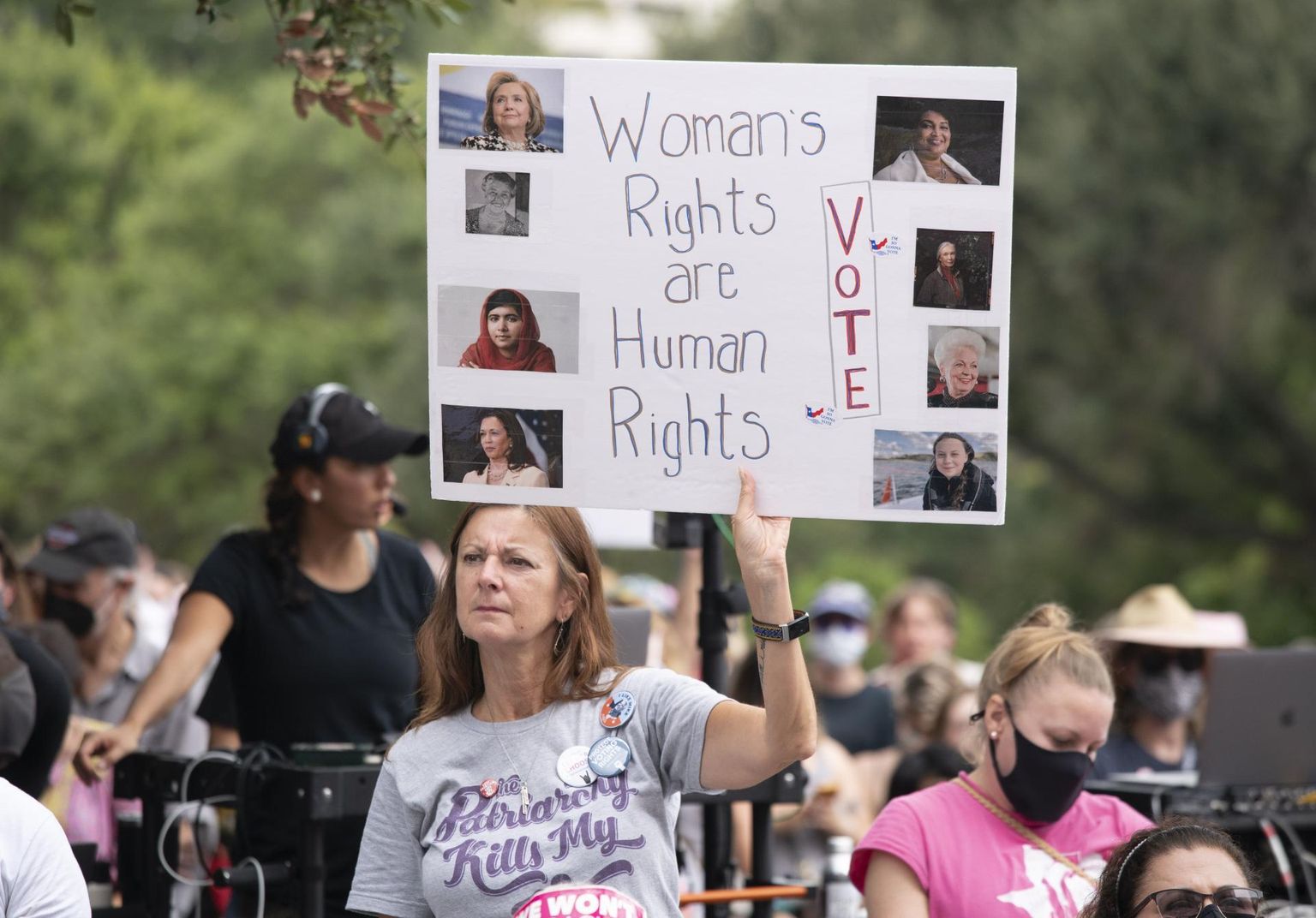 Oktoobri alguses avaldasid tuhanded Ameerika Ühendriikide naised meelt konservatiivide püüdluste vastu piirata ligipääsu abordile. Texase osariigi pealinnas Austinis protestinu leiab, et naiste õigused võrduvad inimõigustega.