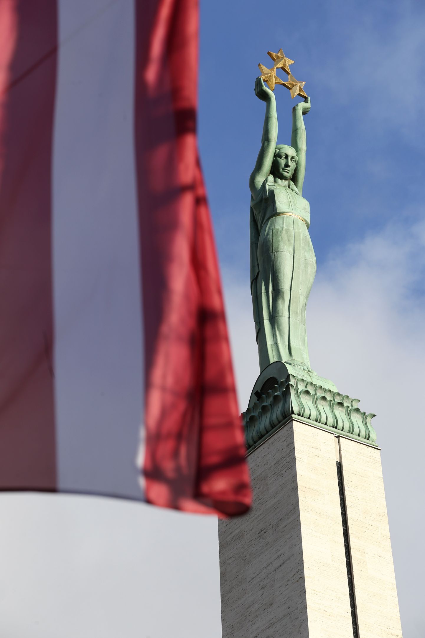 Brīvības piemineklis Latvijas proklamēšanas 100.gadadienā.