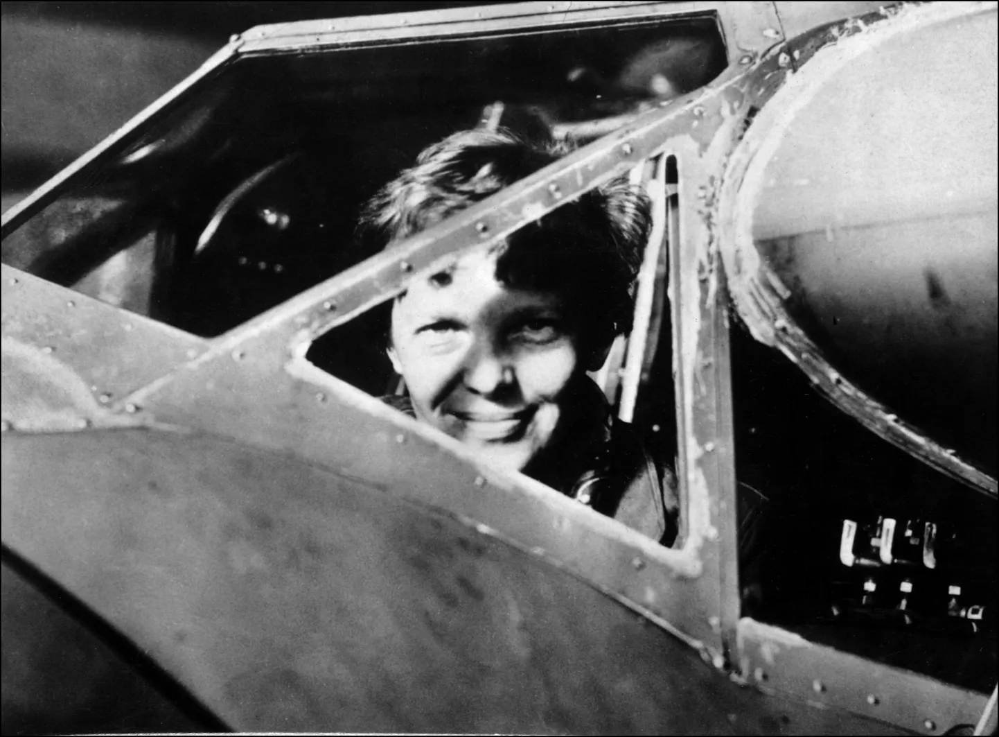 Amelia Earhart vaatab välja lennuki aknast Essonne'is Prantsusmaal.