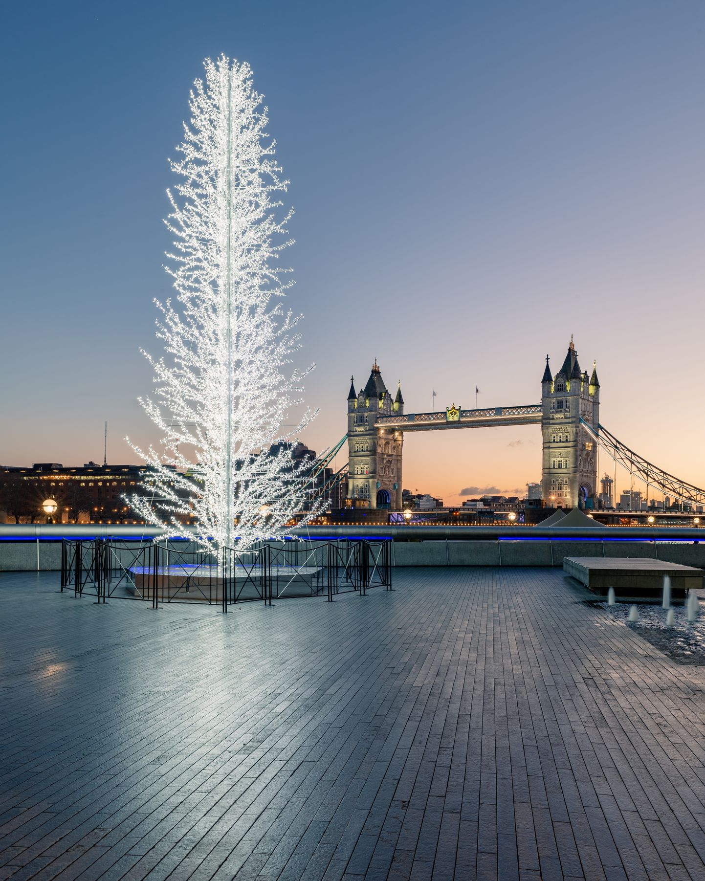 Площадь у Тауэрского моста в Лондоне украсит елка эстонских дизайнеров