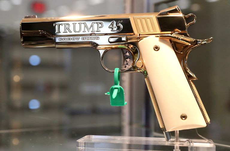 Dallases näidati ka eritellimusel valmistatud püstolit Trump 45.