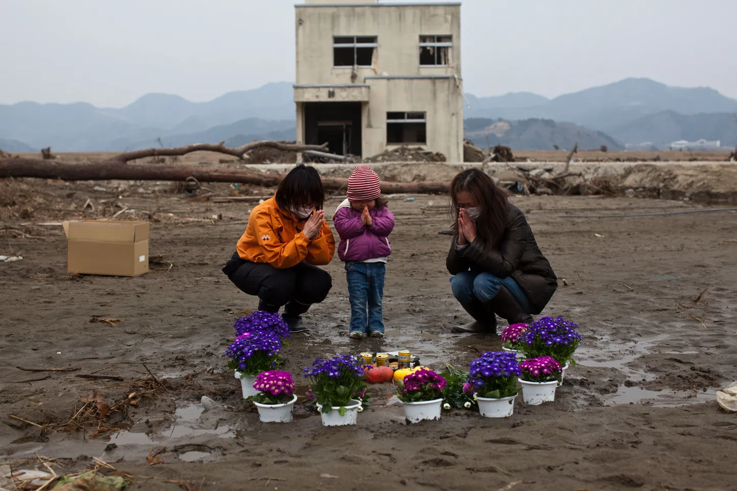 Jaapanlased palvetamas hukkunud pereliikmete eest Ishinomakis
