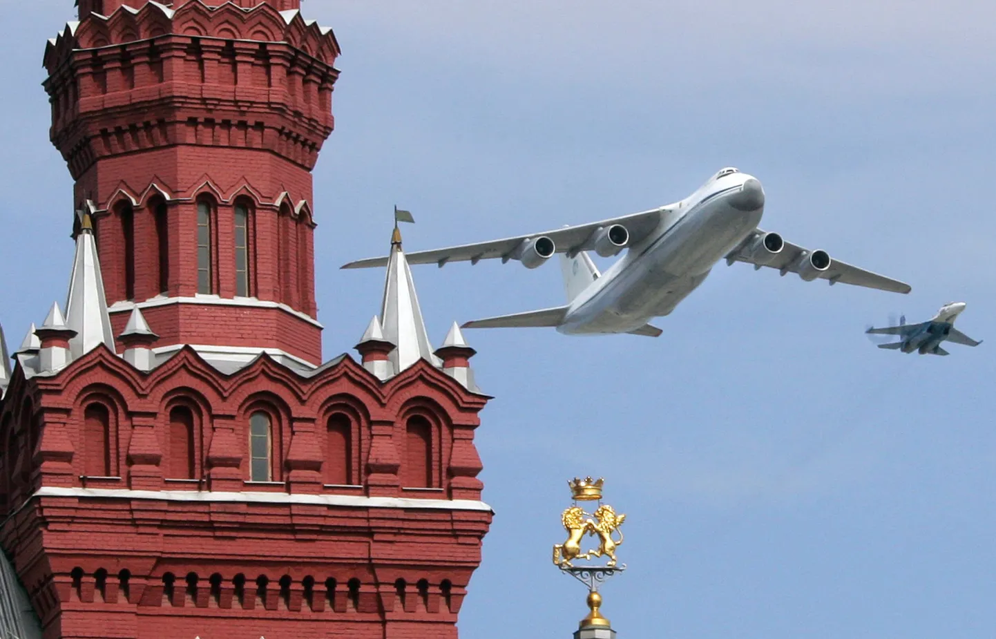 Transpordilennuk IL-76 Punase väljaku kohal
