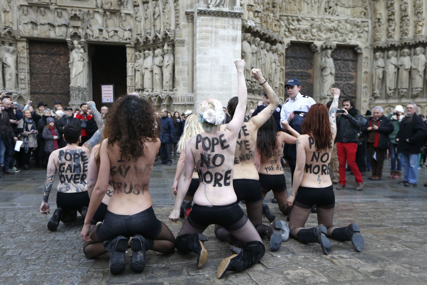 Движение Femen.